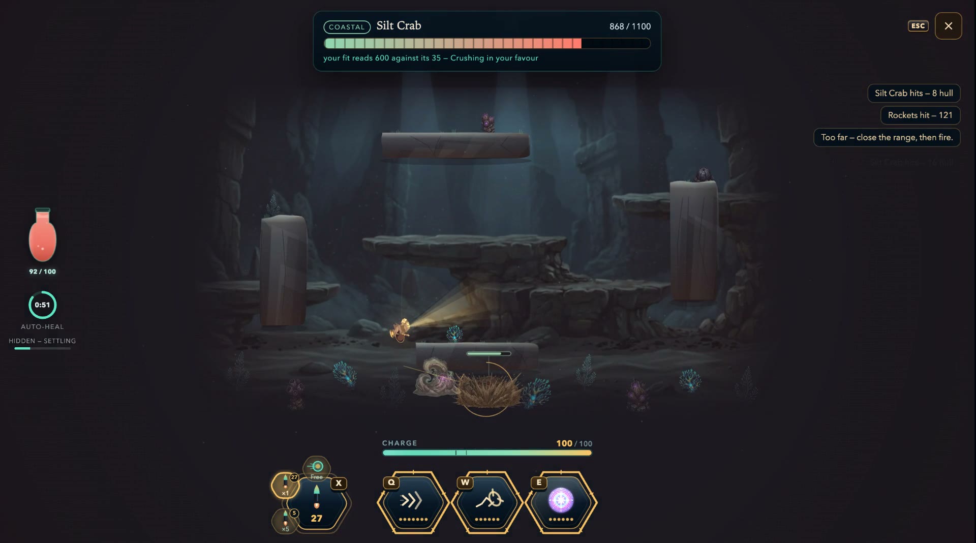 The Silt Crab mid-fight with its thin amber telegraph arc nearly closed around it while the player's drone thrusts clear of the lunge line, lamp cone trailing; the HIDDEN settling chip and auto-heal dial visible on the left rail and the hit log on the right